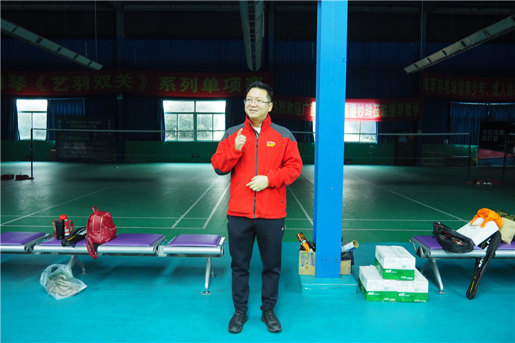 東辰集團2019年員工羽毛球比賽總經(jīng)理趙賢政為參賽選手加油鼓勁